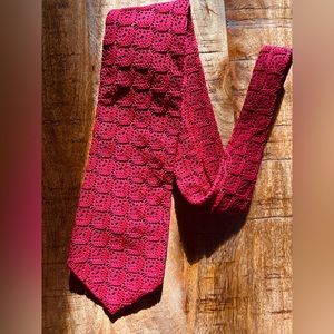 Vintage red polyester lace over black satin tie.
Made of Trevira lace